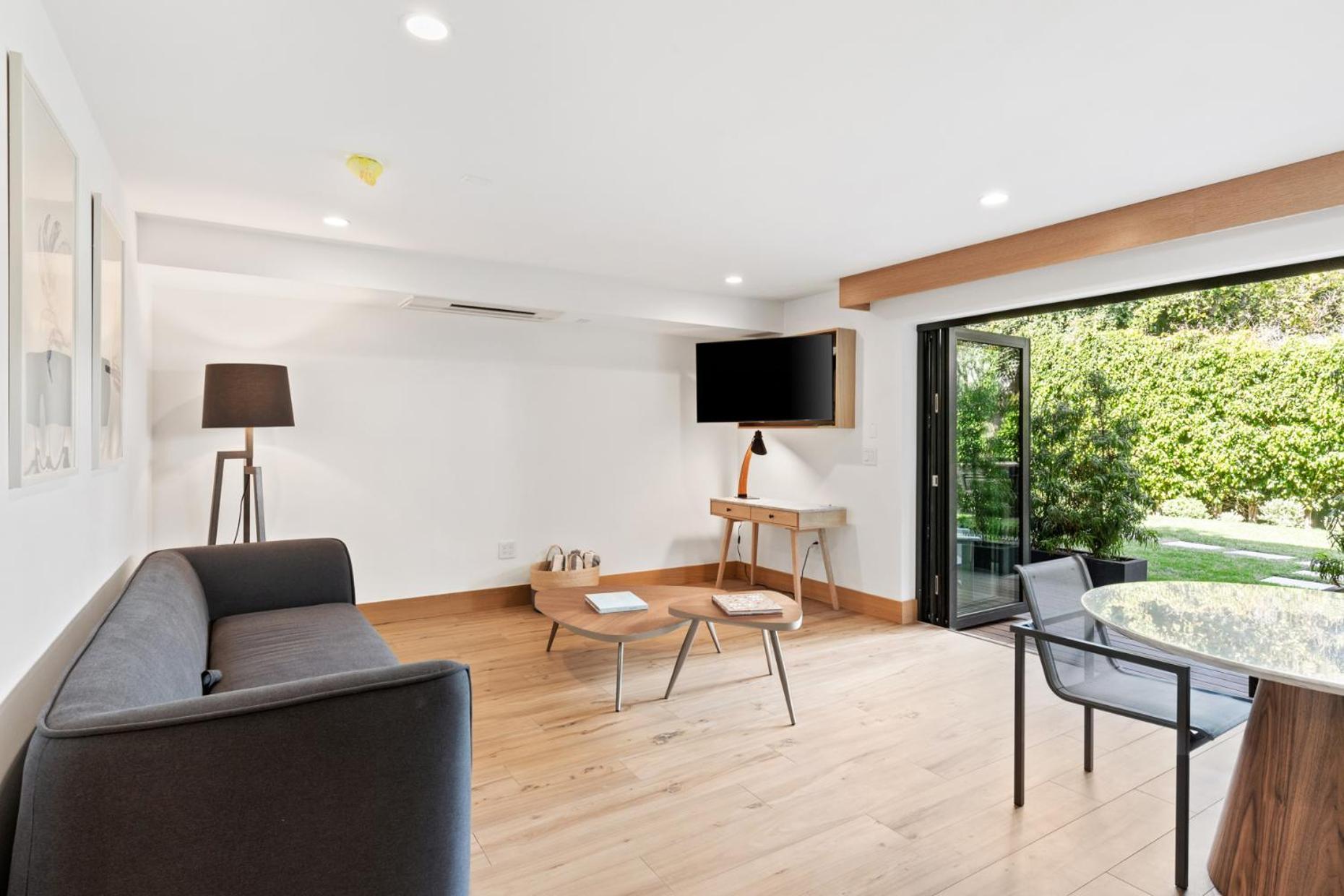 Malibu Sand Carbon Beach Suites Екстериор снимка